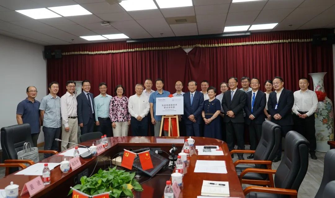 图1 参会人员合影.jpg 图1 参会人员合影.jpg